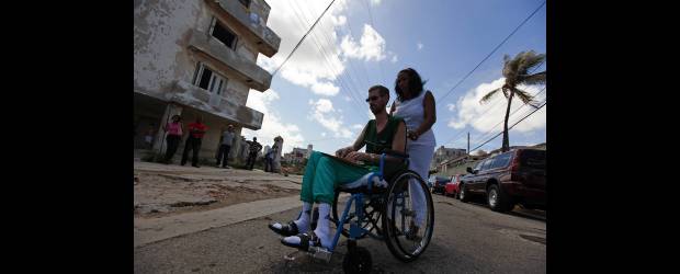 ¿Cuba sin presos políticos? | Desmond Boylan, Reuters - La Habana, Cuba | Ariel Sigler, el primer liberado por la mediación de la Iglesia Católica de la isla, recibió ayer la autorización del gobierno de Raúl Castro para viajar a Estados Unidos. Sigler, víctima de la primavera negra de 2003, sufre de paraplejia, amigdalitis, problemas en el esófago, gastritis y hemorroides grado tres.