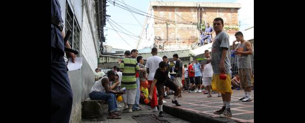 Rancho y botica agobian a los presos | Julio César Herrera | Los horarios de la repartición de comida (5:30 a.m., 9:30 a.m. y 12:30 p.m.), se deben a la cantidad de internos en Bellavista, explicó el Director. Repartir 6.000 raciones toma tiempo. Además, hay que hacer conteo de presos antes de las 6:00 p.m. Esto mejorará con la salida de 3.000 reclusos.