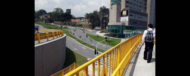 La prioridad en la zona es mejorar la movilidad | Manuel Saldarriaga | Las conexiones viales en El Poblado son una gran necesidad, pues los trancones aún desesperan a muchos. En la foto, aspecto de vías cerca de Santa Fe.