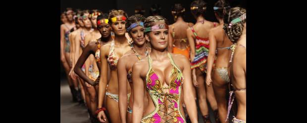 Agua Bendita fue todo un carrusel | David Sánchez | Agua Bendita realizó su desfile Magazine El Tesoro y Agua Bendita - Go round. Fue todo un juego en la pasarela. Un carrusel fue la idea que quisieron dejar sentir las dos diseñadoras, Catalina Álvarez y Mariana Restrepo.