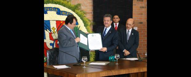 Visitas fugaces para retos de largo aliento | Cortesía Alcaldía De Medellín | Aunque cortas, las visitas de personalidades a la ciudad, son defendidas por el gobierno municipal, porque sirven ante el mundo de validadoras de los proyectos de transformación que están en marcha. Leonel Fernández, presidente de República Dominicana, firmó un convenio de cooperación con Medellín.
