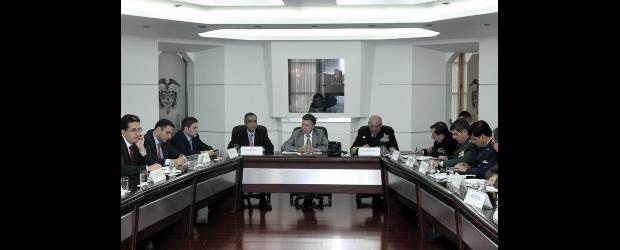 Las propuestas de paz solo las hace el Gobierno: Santos | Cortesía Presidencia De La República | El presidente Juan Manuel Santos y el ministro de Defensa, Rodrigo Rivera, se reunieron al final de la tarde de ayer y gran parte de la noche con los altos mandos militares y de policía.