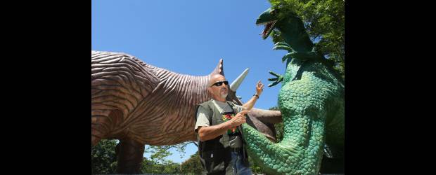 Antes que Spielberg fue el maestro Luis Montoya | Donaldo Zuluaga, Enviado Especial Puerto Triunfo | Al lado del tiranosaurio y el iguanodonte, el escultor Luis Fernando Montoya evoca el mundo jurásico que siempre le apasionó y que lo llevó a construir estas fascinantes esculturas, mucho antes que la película de Steven Spielberg las inmortalizara. Él no se siente un maestro, pero sin duda su obra nos llenó de emoción.