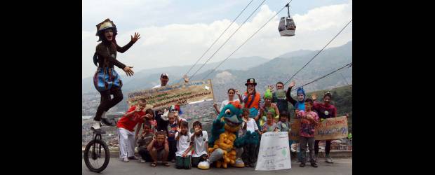 Niños caminaron por una ruta de alegría | Manuel Saldarriaga | A los niños de los centros que atiende el programa Buen Comienzo y a otros escolares de instituciones educativas de la comuna, los acompañaron ayer en su camino a casa, arlequines y personajes circenses, como parte de la estrategia de rutas escolares para protegerlos de las acciones de los violentos.