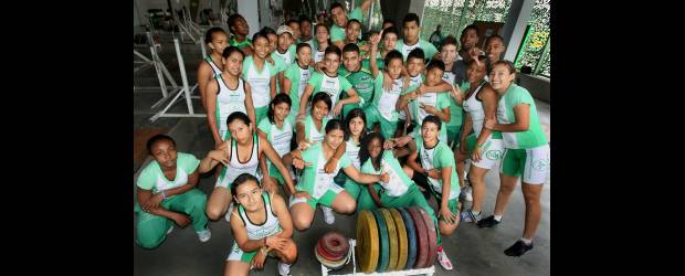 Una Escuela que levanta ilusiones | Juan Antonio Sánchez | En el único sitio donde los hombres y las mujeres de la Escuela se reúnen es en el coliseo, o cuando hay alguna actividad especial como sucedió el jueves. De resto, cada uno de los grupos permanece independientes en su lugar de concentración.