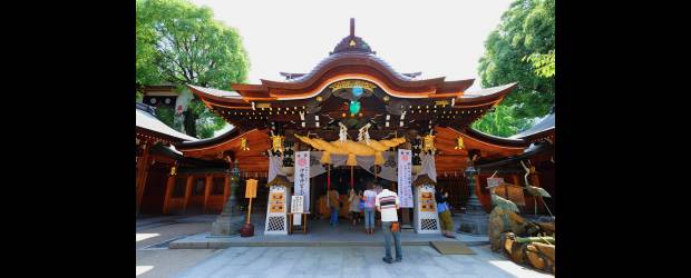 Así se vive allá en Fukuoka | Efe | Los oficinistas japoneses, conocidos como salaryman, hacen un parón al final de la jornada para comer tonkotsu ramen en un yatai callejero.