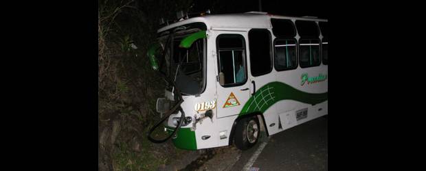 Choque dejó a 17 personas heridas | Rodrigo Martínez | Esta buseta se quedó sin frenos en la bajada de El Escobero, en Envigado, y el conductor la detuvo contra un barranco. Resultaron heridas 17 personas.