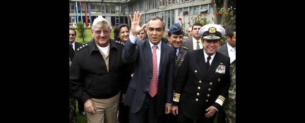 En las calles se sintió el alivio | José Miguel Gómez, Reuters - Bogotá, Colombia | El comandante de las Fuerzas Militares, almirante Édgar Cely; el ministro de Defensa, Rodrigo Rivera; y el comandante de la Armada Nacional, almirante Álvaro Echandía, saludaron a los medios de comunicación después de la conferencia de prensa en la que entregaron algunos detalles de la operación Sodoma.
