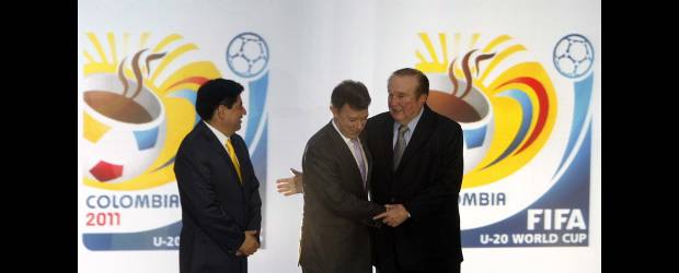 Medellín se quedó sin la inauguración del Mundial | Luis Eduardo Noriega, Colprensa-bogotá | El presidente Juan Manuel Santos durante la presentación anoche del Mundial sub20. Con él, los presidentes de Colfútbol, Luis Bedoya, y Conmebol, Nicolás Leoz. Al fondo, la imagen del logo oficial del torneo: una taza de café.