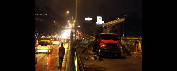Obra en la 33 afectó tráfico | Edwin Bustamante | Anoche, obreros de la empresa contratista avanzaban en el trabajo de demolición de la viga vieja, para empalmar una del nuevo puente de la Avenida 33.