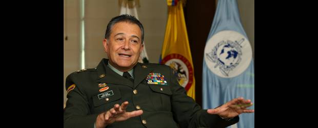 Naranjo recibió placa de mejor policía del mundo | Archivo | En menos de una semana, el general Óscar Naranjo recibió tres distinciones internacionales. Ayer en Orlando (E.U.) le fue entregada, oficialmente, la placa que lo distingue como el mejor policía del mundo.
