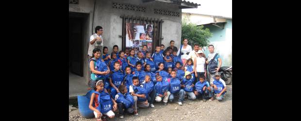 Gladys, la esperanza de muchos en Chigorodó | Cortesía | Todos los niños que integran la corporación están matriculados en las escuelas y colegios del municipio. Doña Gladys (de blanco y gorra), lideró la iniciativa de alfabetizar a las 280 familias que integran la organización. Para 2011 esperan contar con una sede propia para desarrollar otros programas educativos.