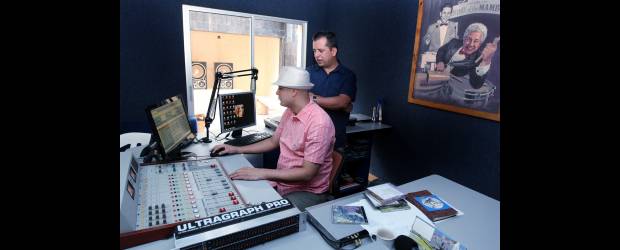 La Latina de la radio celebra su cumpleaños | Juan Antonio Sánchez | Los 25 años de Latina Stereo se celebran con los oyentes, ellos que son los que la han mantenido durante todo este tiempo de salsa. Aunque el cumpleaños es mañana, la fiesta será el martes, en el Parque Cristo Rey.