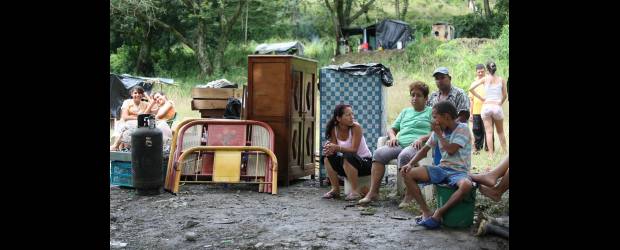 En Peñalisa los ríos atacaron dos veces | Juan Antonio Sánchez, Enviado Especial, Salgar | En el sector de la cancha, los afectados por las crecientes del San Juan y del Cauca formaron refugios con plásticos y carpas, pero tampoco es un sitio seguro, pues los afluentes siguen amenazando y la lluvia no cesa de caer, lo que incrementa el peligro.