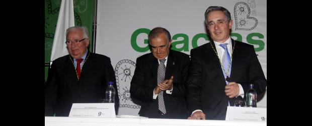 El Metro condecoró a Belisario y a Uribe | Julio César Herrera | Los expresidentes Belisario Betancur Cuartas y Álvaro Uribe Vélez recibieron del Metro de Medellín la medalla al mérito, categoría oro, por su contribución en la creación y consolidación de este sistema de transporte, único en el país.