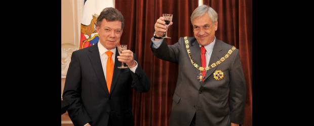 Coger la copa, lección en dos pasos | Colprensa | Algo falló en el protocolo de la visita del Presidente de Chile, Sebastián Piñera. Ni su copa ni la del Presidente Juan Manuel Santos cumplían con las exigencias mínimas de formas, tamaños y diseños. Ellos, con su manera de cogerlas, tampoco le ayudaron mucho al vino.