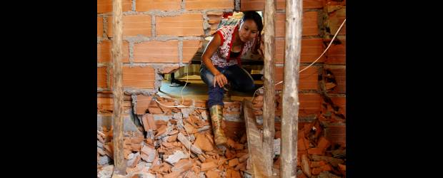 Grietas desvelan a los habitantes de La Orquídea | Esteban Vanegas | Las grietas de algunas casas del sector La Orquídea, en Bello, son tan grandes, que las personas caben por ellas. Hace 20 días aparecieron en las casas.