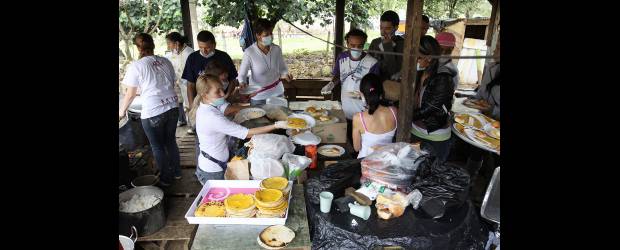 Abrazos callados atenúan el dolor en La Gabriela | Robinson Sáenz | Mientras unos se ocupan de los niños y de las madres, otros voluntarios preparan alimentos en el lugar para compartir con damnificados y rescatistas. Pero la Alcaldía de Bello decidió suprimir el actual y habilitar dos o tres albergues en colegios y en bodegas que facilitó una empresa en el sector de Jardines de La Fe.