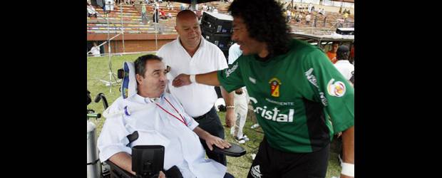 Al fútbol de Antioquia le toca jugar por Calle Vieja | Archivo | La idea es hacer un partido con figuras, con jugadores de talla mundial. Recordemos hace poco el paso de Diego Maradona. Los jugadores colombianos que juegan en el extranjero tienen muchas facilidades para entablar conversaciones. Igual se espera la vinculación de René Higuita, un hombre de gran corazón e imagen.