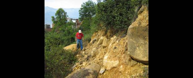 En Cataluña temen una tragedia por el invierno | Cortesía Ángela Garcés | En esta fotografía de 2008 puede observarse lo cerca que está el terreno inestable de las viviendas. Rocas como estas hacen que los habitantes de Palmas de Cataluña estén intranquilos durante la temporada invernal.