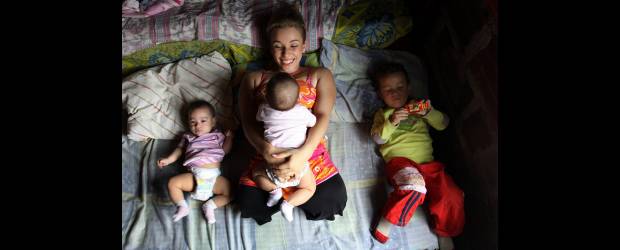 Historias que nos llenaron de emoción | Hernán Vanegas | Cargando tiernamente a sus tres hijitos, que le devolvieron la fe en la vida a pesar de no tener piernas, Marllybeth despertó frases de apoyo y solidaridad entre los lectores. La adversidad como víctima de la violencia no le quitó su derecho de ser madre.