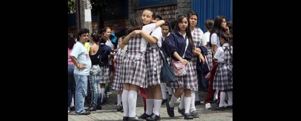 Un millón dice "presente profesor" | Róbinson Sáenz | En Medellín, con el regreso ayer a clases de 410.000 estudiantes, se completa la comunidad académica de la ciudad con cerca de 11.300 personas entre docentes, directivos, rectores y personal administrativo que iniciaron labores la semana pasada. Fotos del ambiente ayer en instituciones de Itagüí.