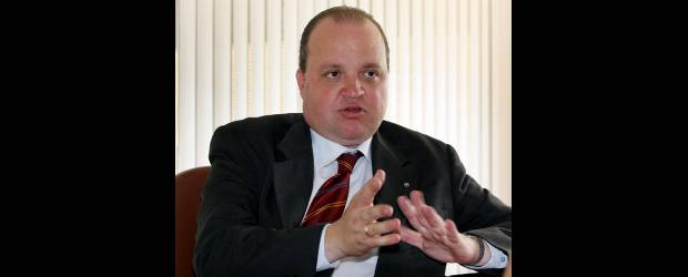Pícaros se quedan con tierras del Estado | Archivo | Jorge Enrique Vélez llegó a la Superintendencia de Notariado y Registro el 4 de noviembre. Desde entonces comenzó a preparase para la aplicación Ley de Víctimas porque la dependencia a su cargo tiene la "historia" de las tierras en el país.