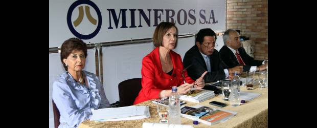 Mineros explora en el exterior | Manuel Saldarriaga | La presidenta de Mineros, Beatriz Uribe Restrepo, acompañada de Eduardo Pacheco Cortés, presidente de la Junta, y de Álvaro Escobar Restrepo.