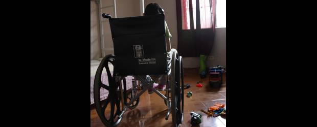 Todos podemos aportar para que Maicol camine | Jaime Pérez | Sentado en su silla de ruedas, la cual usa hace ocho meses, Maicol Stiven no deja de soñar que algún día volverá a correr detrás de un balón en una cancha de fútbol. También quiere volver al colegio y poder estudiar.