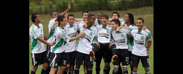 El kínder verde también goza | Manuel Saldarriaga | En las prácticas y la competencia, el buen ambiente reina en Nacional. Una demostración más es durante los cambios en los partidos, cuando hay saludos afectuosos entre jugadores y cuerpo técnico. Los pelados disfrutan y ganan confianza.
