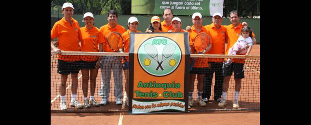 Científicos, ingenieros y gomosos van a Quito | Juan Antonio Sánchez | Este es el equipo viajero del Antioquia Tenis Club, que disputará en Ecuador el Suramericano de la categoría sénior. En el centro de la imagen, con el pendón se ve a Diana Vanegas, la científica que dirige y juega en el club.