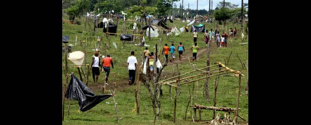 Invasiones: entre déficit de vivienda y politiquería | Julio César Herrera, Enviado Especial, Carepa | El desalojo en el municipio de Carepa se dio de forma pacífica. El alcalde de esta localidad, Gregorio Chávez, se reunirá hoy con los líderes de los campesinos para buscar soluciones a la problemática de vivienda de la zona.