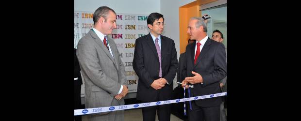 IBM abrió Centro de Innovación en Bogotá | Cortesia | El ministro de Tecnologías de la Comunicación, Diego Molano Vega -en el centro- acompaña al presidente de IBM en Colombia, Francisco Thiermann -a la derecha- y a Juan Carlos Hincapié, en la apertura del moderno centro.