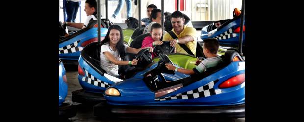 Volvieron las risas al nuevo Parque Norte | Juan Antonio Sánchez | Aunque es una de los más viejas y tradicionales diversiones, los carros chocones siguen despertando grandes emociones y alegrías. Así se vio ayer en la tercera jornada luego de la apertura del Parque Norte, el pasado viernes. Tras el cierre por un accidente en febrero, el parque fue renovado. Ahora es más seguro.