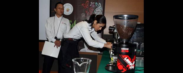 Tomar café, una cultura que no se debe apagar | Jaime Pérez | Los baristas colombianos como Cristina Zea y Jaime Valencia, en la imagen, conocen los tipos de tostión, molienda y máquinas que optimizan la calidad del café a la hora de servir una buena taza. Sobre ellos también recae parte de la responsabilidad para que el consumo de café en Colombia tenga más adeptos.