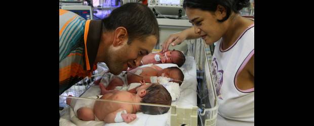 Cuando la vida se multiplica por tres | Jaime Pérez | Édgar Cardona, Gladys Elena Sánchez y sus tres hijas: Mariana, Melisa y Salomé. Las trillizas nacieron este lunes a las 8:00 a.m. en la Clínica de la Universidad Pontificia Bolivariana. Junto a su familia, vivirán en el municipio San Vicente, oriente antioqueño, entre cultivos de fresa y frijol.