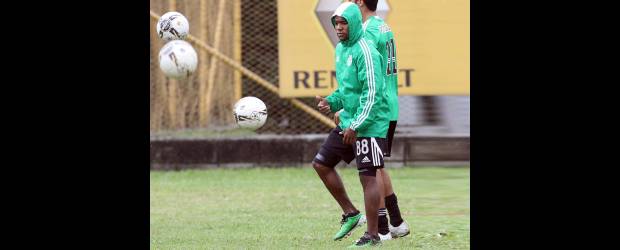 Memín hace diabluras vestido de verde | Hernán Vanegas | Dorlan Pabón le sigue los pasos a Carlos Rentería en la disputa del Botín de Oro en la Liga Postobón.