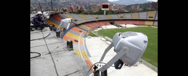 Chorro de luz ilumina al Atanasio | Hernán Vanegas | En la cubierta de la tribuna occidental fueron instalados 16 proyectores que les ayudarán a las cuatro torres de iluminación, que le darán 1.800 luxes al Atanasio.
