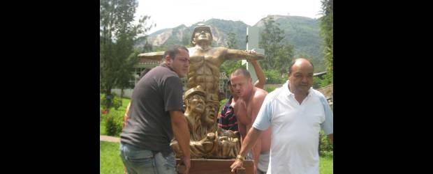 En Amagá no olvidan a sus 73 mineros | Gustavo Ospina Zapata, Enviado Especial-amagá | En su taller, en cercanías al parque principal, Hermes Tangarife le dio vida a la escultura "Homenaje a los mineros muertos", que tardó un año en esculpir cada detalle. Hermes confiesa que es empírico, pero sin duda su obra parece hecha por todo un artista. Tiene ocho cabezas que reflejan la angustia ante la muerte.
