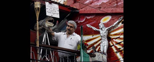 Desde el balcón, Gustavo honra la memoria de un amor perdido | Edwin Bustamante | Para Gustavo Navarro su balcón es un grafiti tridimensional, en el que allí se puede expresar libremente.