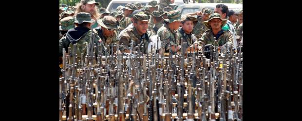 Así es la Ley que da paz y salvo a los desmovilizados | Archivo | Según el Gobierno, esta Ley beneficia a unos 20.000 desmovilizados. No obstante, instituciones como cálculos el ICTJ indican que la población sería menor debido a que 2.290 exparamilitares han muerto y 6.687 han sido capturados. Éstos perderían los beneficios y serían juzgados por la justicia ordinaria.