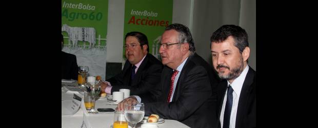 Ya se puede invertir en acciones de Brasil | Julio Cesar Herrera | El Fondo Brasil permitirá a los colombianos invertir en esta nación. Mauricio Infante, presidente de la administradora Interbolsa; Rodrigo Jaramillo Correa, presidente del Grupo -en el centro- y José Motta, del Banco Do Brasil.