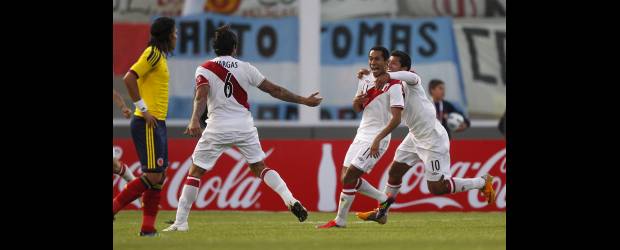 La disciplina táctica le dio paso a Perú | Enrique Marcarián, Reuters-córdoba, Argentina | Los peruanos celebran el gol de Carlos Lobatón, con el que los incas abrieron el camino del triunfo ante Colombia. Un error del portero Neco Martínez, le dio origen al remate del marcado con el número once, quien disfruta con el capitán Vargas. El delantero Dayro Moreno mira sorprendido a los ganadores.