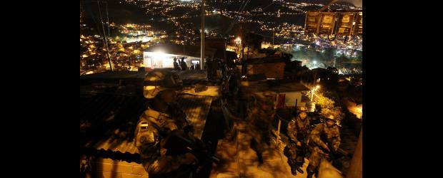 Los controles en la 13 son jornadas de ojos abiertos | Julio César Herrera | Los soldados de la Policía Militar, de la IV Brigada, realizan constantes patrullajes en los callejones de la comuna 13. Tienen identificados los sitios desde donde los combos disparan, por lo que uno de los dispositivos que se hace es ubicar en ese sector a los soldados para evitar que se den enfrentamientos.