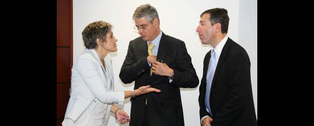Las pymes textiles tendrán más crédito | Juan Antonio Sánchez | La estructuración de la línea de crédito nació de Medellín Ciudad Cluster. Luz Eugencia Botero, directora del Cluster Textil; Víctor Múnera Gil, director de Banca Empresas y Diego Montoya, director de Banca Pyme del Banco de Bogotá.