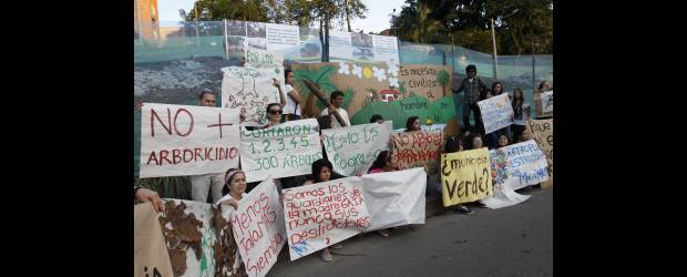 Envigado rechaza arboricidios | Edwin Bustamante | Un grupo de habitantes de El Dorado, en Envigado, se reunió el sábado para adelantar un plantón de protesta por las talas de árboles en ese sector. Metroplús aclara que esas intervenciones forestales son fruto de estudios rigurosos.