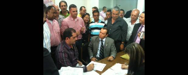 Betancur, de conservador mutó a Radical | Cortesía | Carlos Arturo Betancur inscribió el pasado lunes su candidatura a la Alcaldía de Itagüí por Cambio Radical. Desde principio de año, el candidato estaba buscando el aval del Partido Conservador y finalmente el sábado se lo negaron. En la fotografía aparece acompañado de su equipo y del representante Mesa.