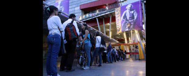 Nadie se quiere perder las clases de Einstein | Edwin Bustamante Restrepo | Desde las 5:00 p.m. se forma la fila en la entrada de Explora. A los lectores les preocupa que quien se quede por fuera pierda el entusiasmo por la ciencia.