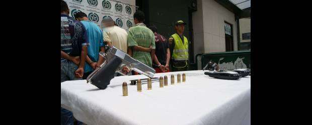 Cuando lo iban a matar, lo salvó la Policía | Cortesía | A los captores del adolescente, entre ellos cuatro menores de edad, las autoridades les incautaron dos armas de fuego, munición y tres radios.