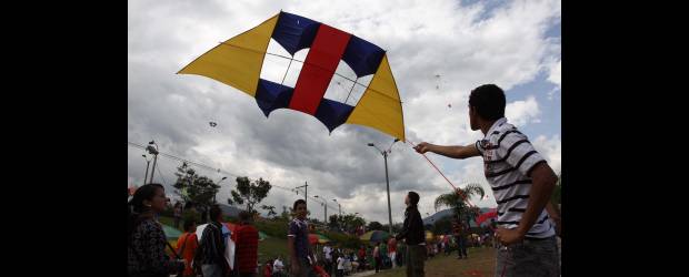 Chaparrón no dañó la fiesta de cometas | Manuel Saldarriaga | En el festival de cometas que se realizó ayer en el Parque Juanes de la Paz se premiaron las mejores, en varias categorías, como la más grande, la mejor decorada y la más original.